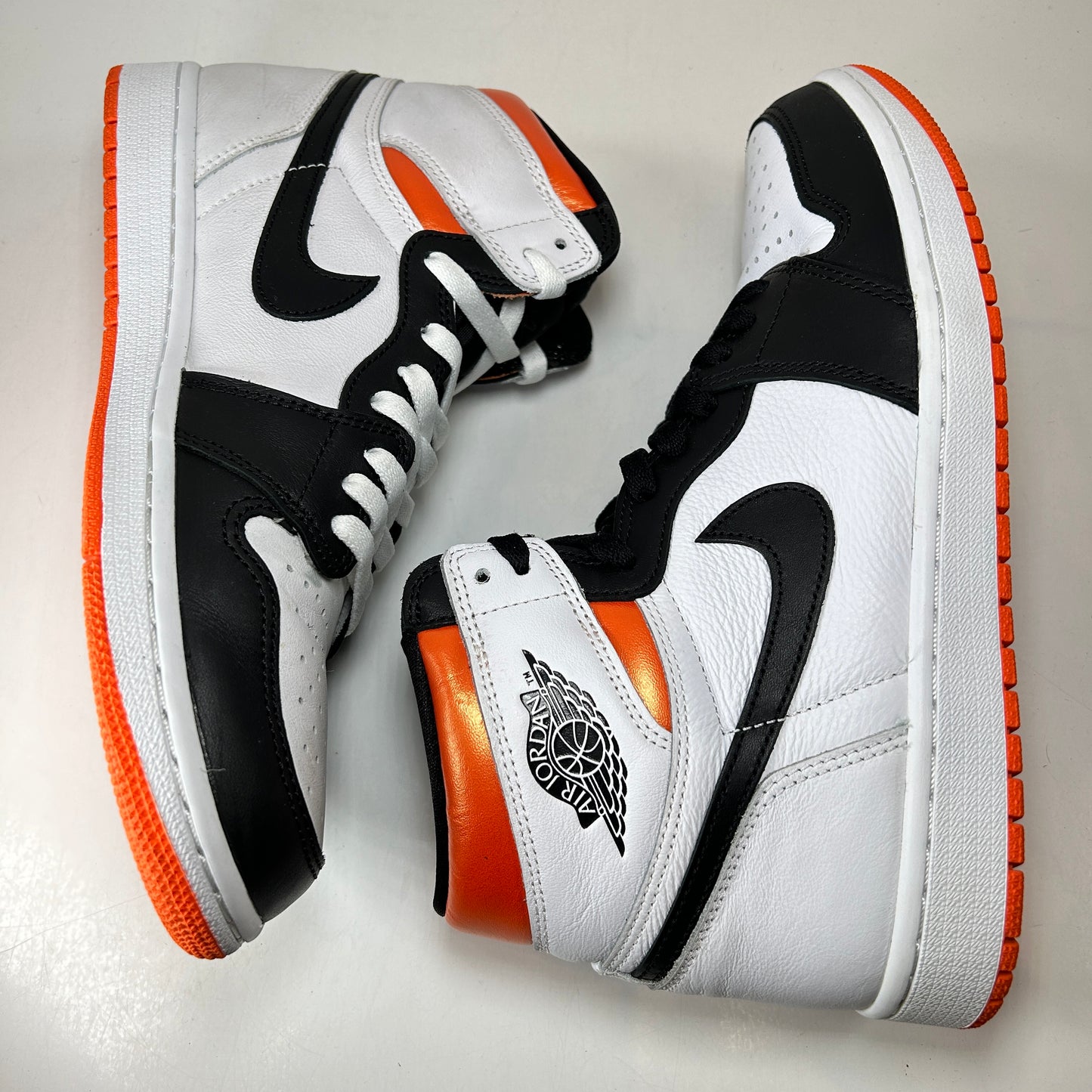 555088 180 Jordan 1 Retro High Electro Orange [USED] - 10 M (Used)