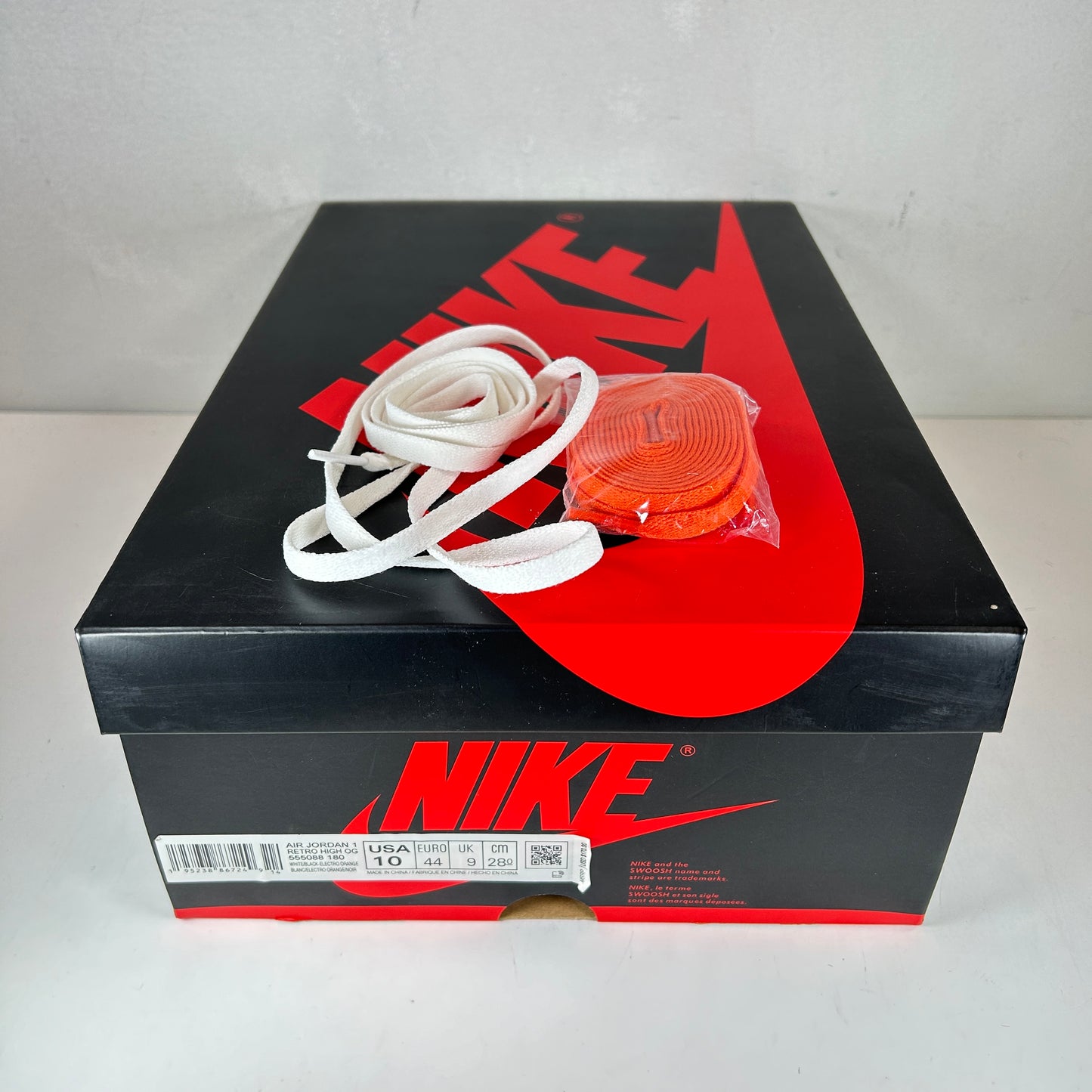 555088 180 Jordan 1 Retro High Electro Orange [USED] - 10 M (Used)