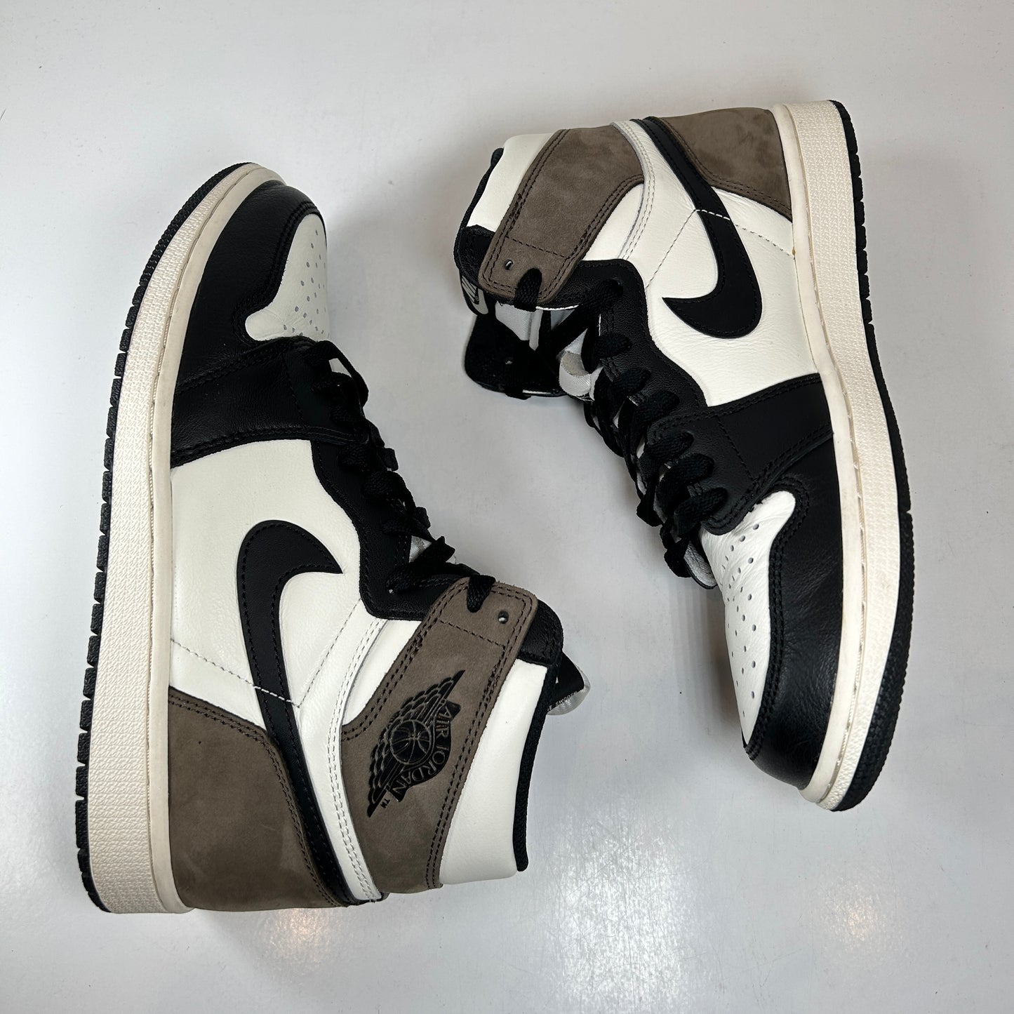 555088 105 Jordan 1 Mocha [USED] - 9 M (Used)