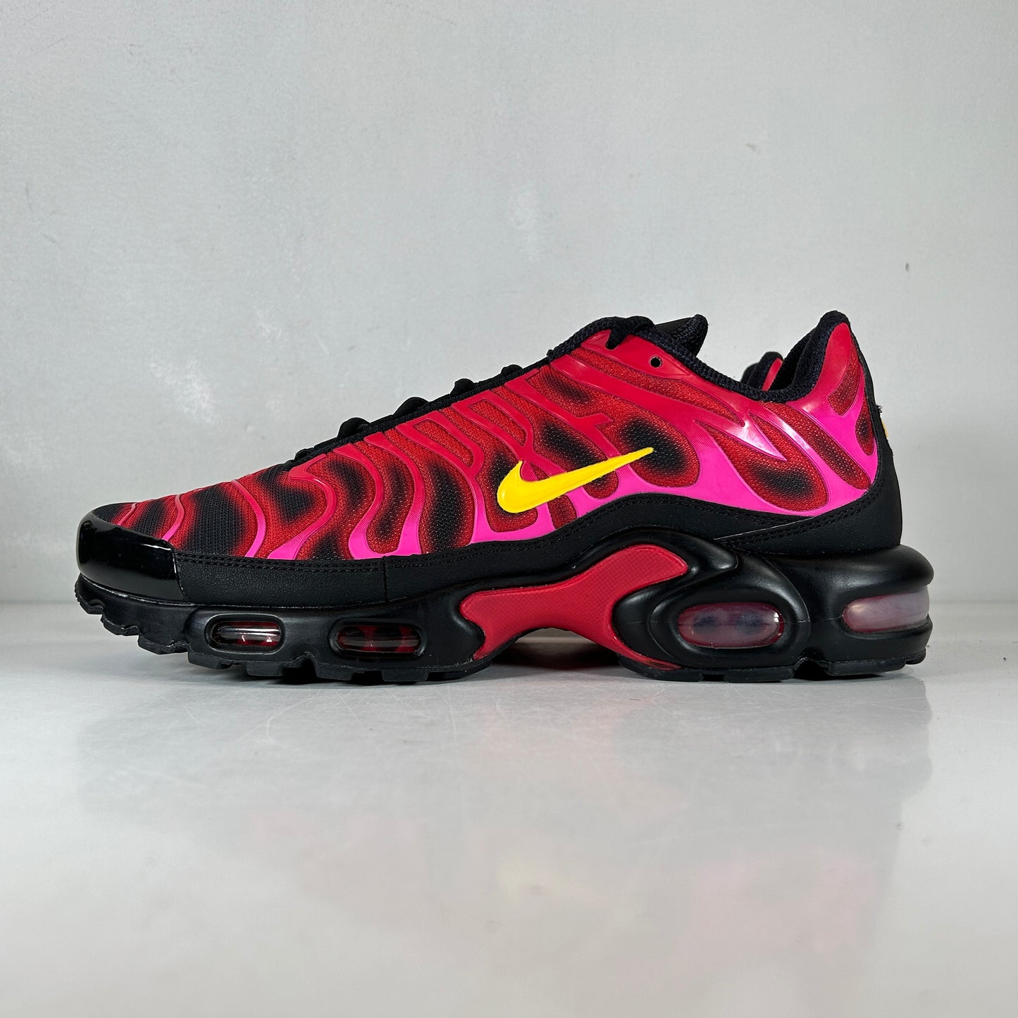 DA1472 600 Nike Air Max Plus Supreme Black [USED] - 10.5 M (VNDS)