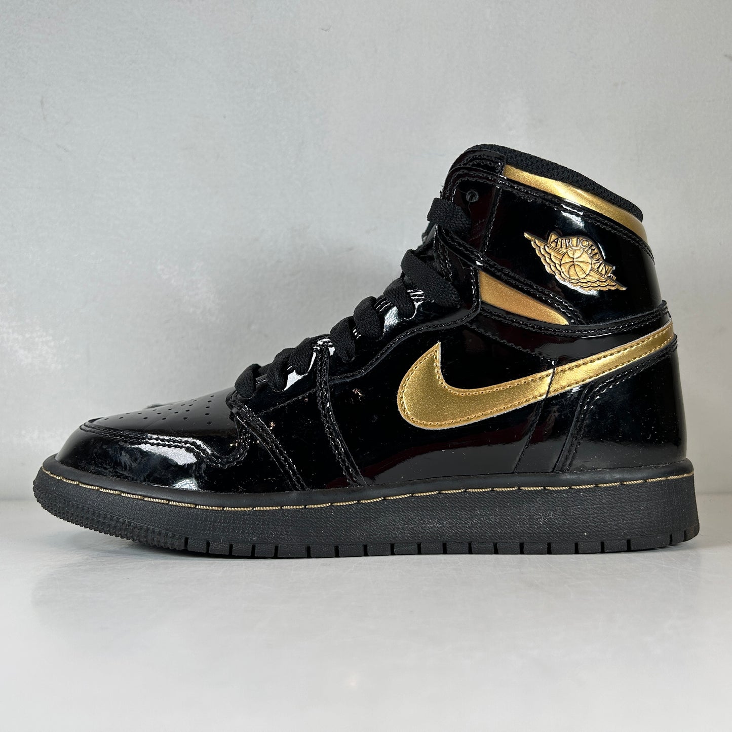 575441 032 Jordan 1 Black Metallic Gold 2020 [USED] - 5.5 Y (Used)