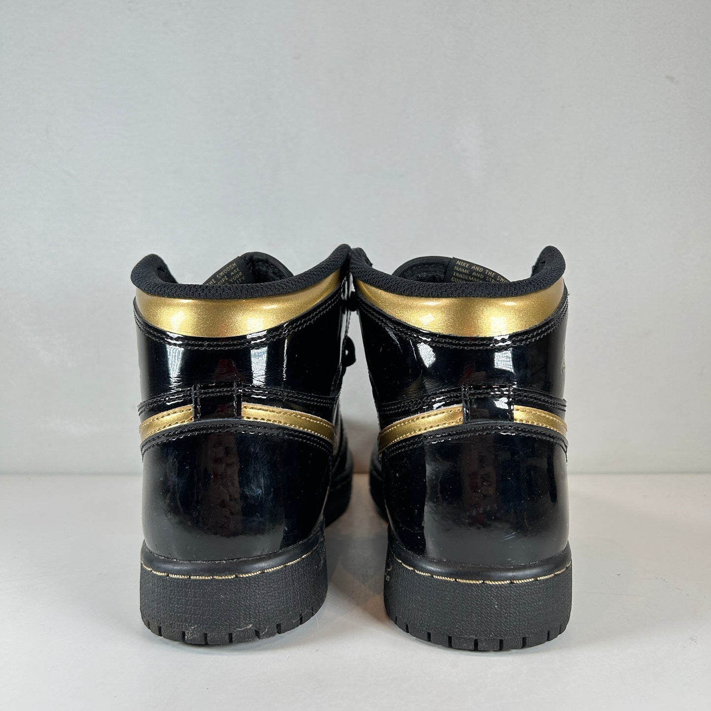 575441 032 Jordan 1 Black Metallic Gold 2020 [USED] - 5.5 Y (Used)