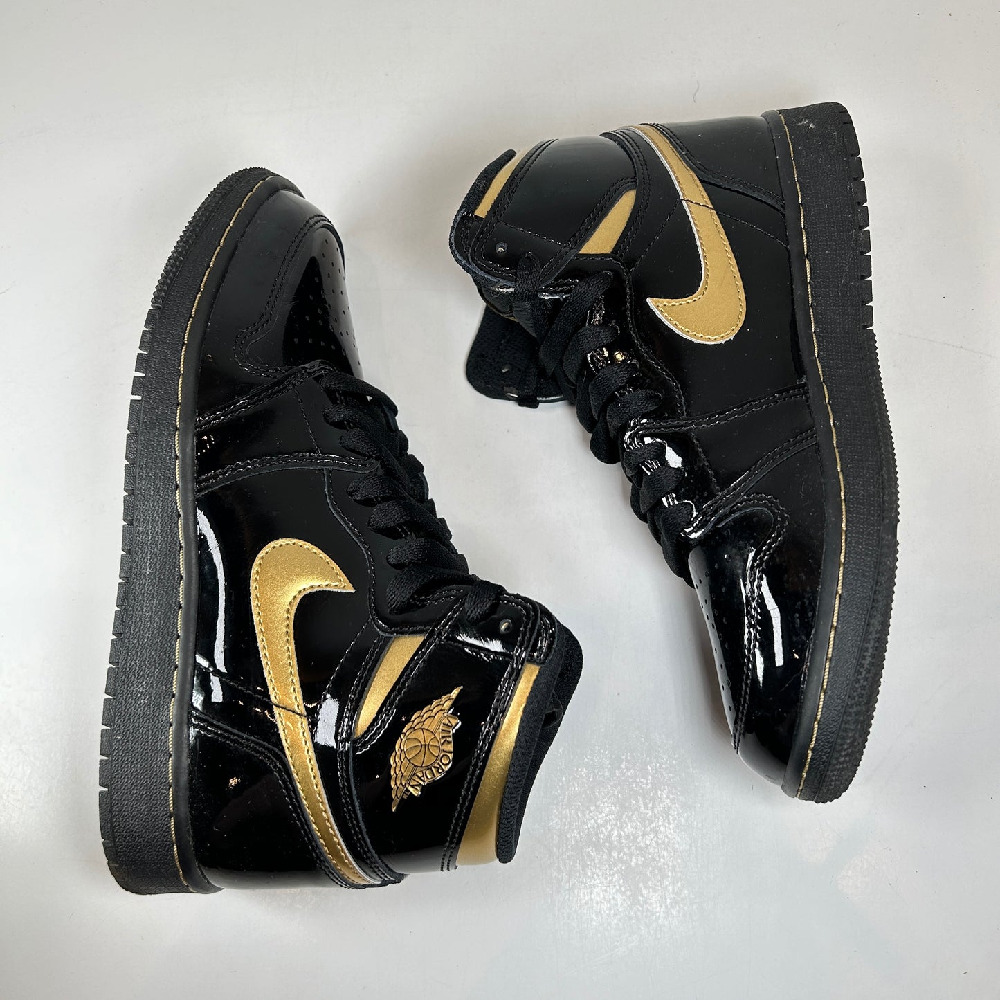 575441 032 Jordan 1 Black Metallic Gold 2020 [USED] - 5.5 Y (Used)