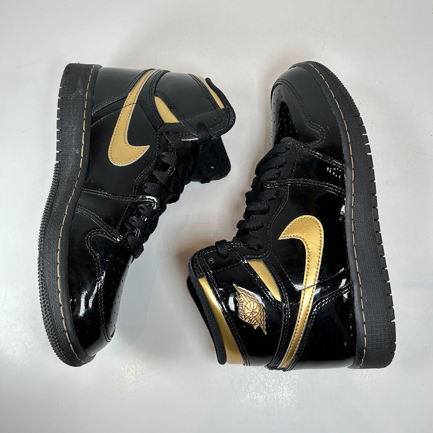 575441 032 Jordan 1 Black Metallic Gold 2020 [USED] - 5.5 Y (Used)