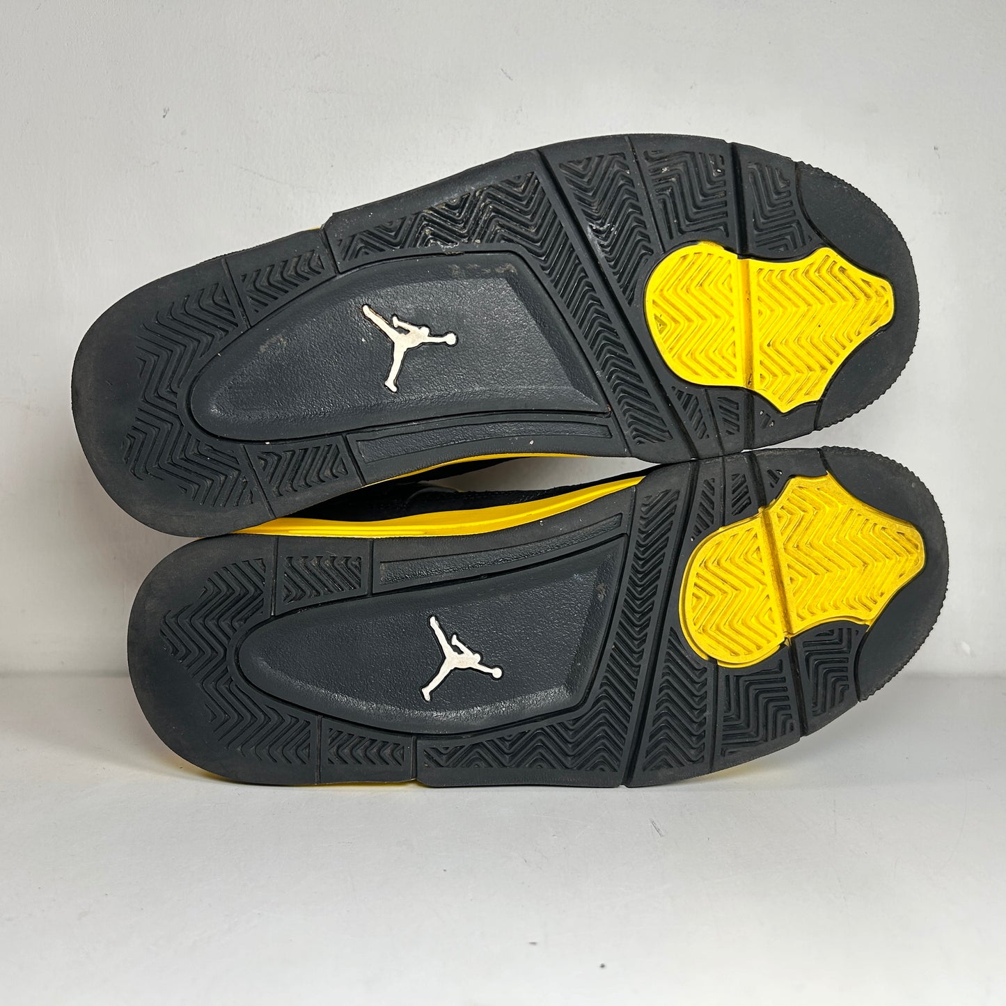 408452 017 Jordan 4 Retro Thunder (2023) (GS) - 7 Y (Used) (No Box)