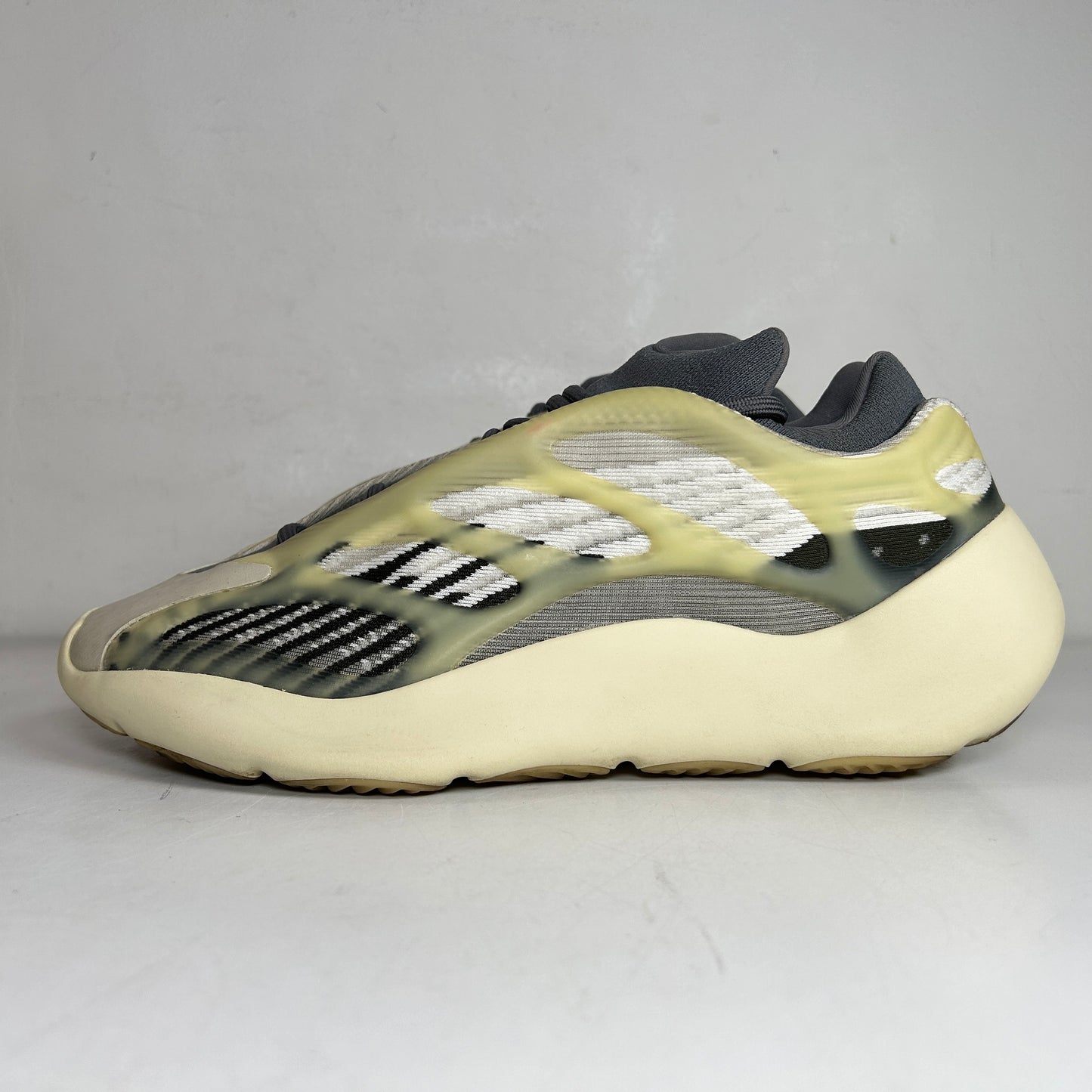 ID1674 adidas Yeezy 700 V3 Fade Salt [USED] - 9 M (Used) (Replace Box)