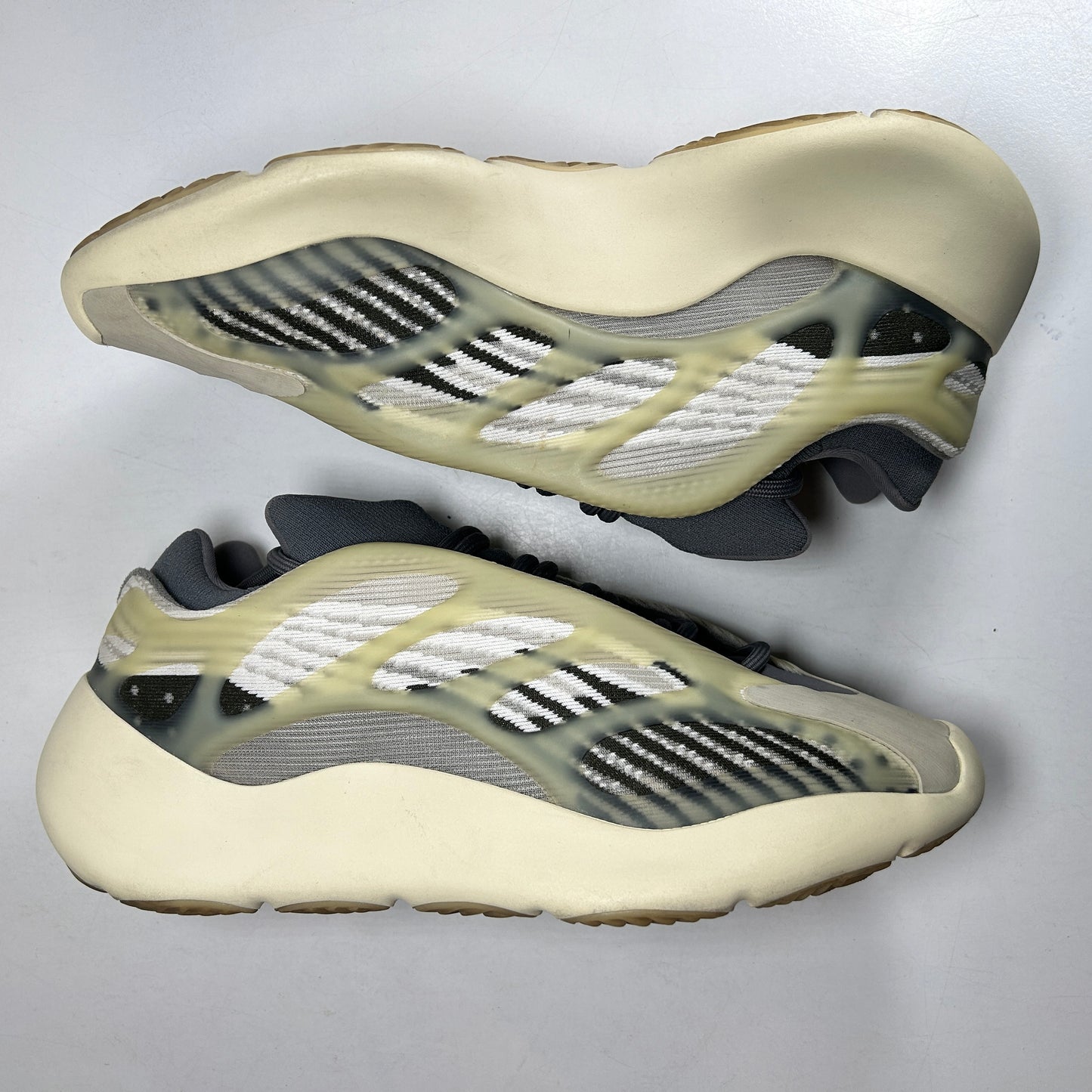 ID1674 adidas Yeezy 700 V3 Fade Salt [USED] - 9 M (Used) (Replace Box)