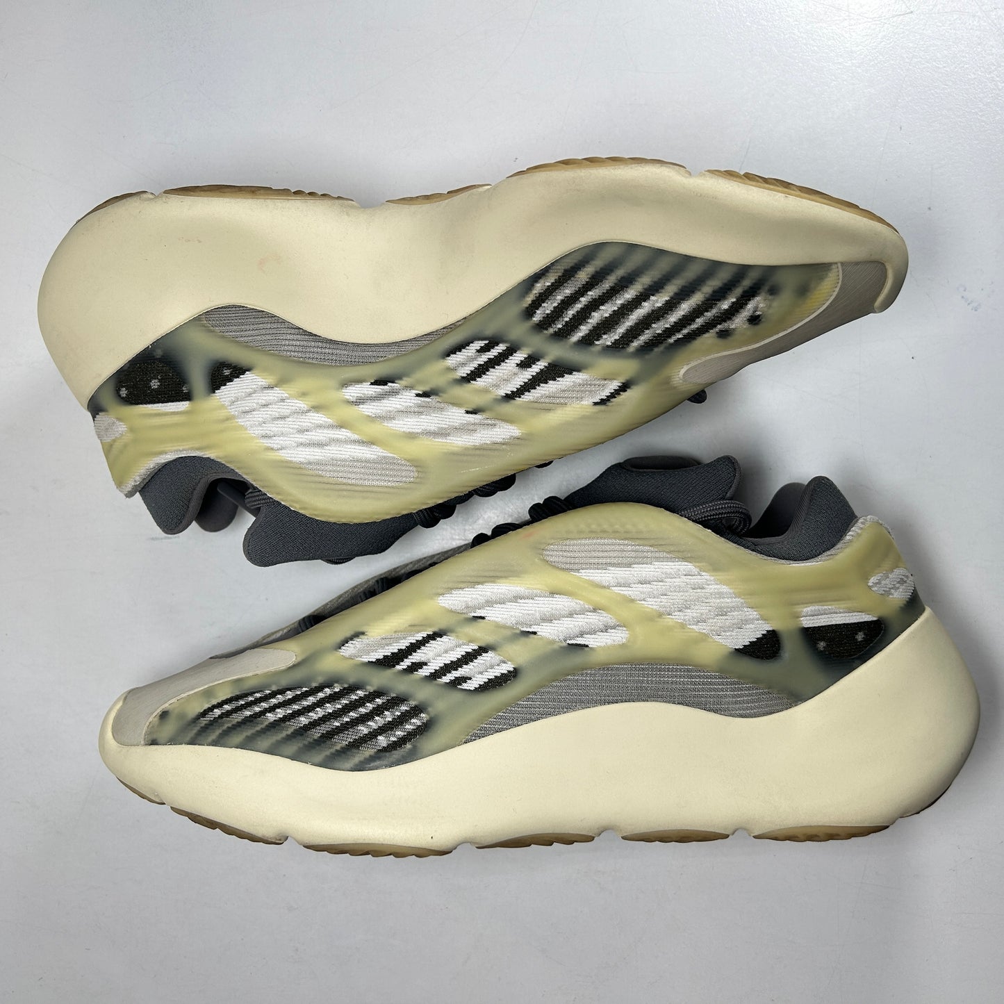 ID1674 adidas Yeezy 700 V3 Fade Salt [USED] - 9 M (Used) (Replace Box)