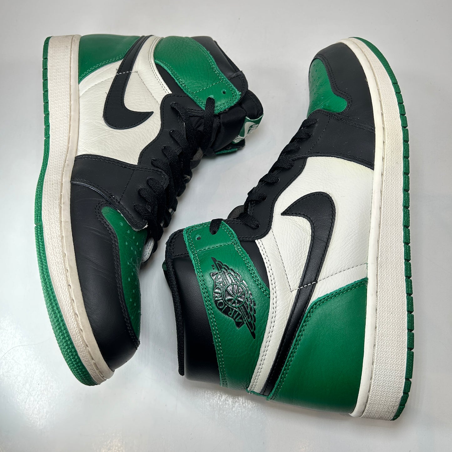 555088 302 Jordan 1 Retro High Pine Green [USED] - 14 M (Used)